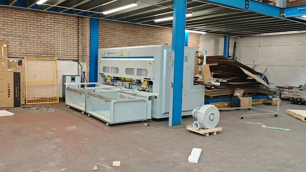 Máquina para fabricar cajas Aopack BM3000 HD instalada en Pal-Pak