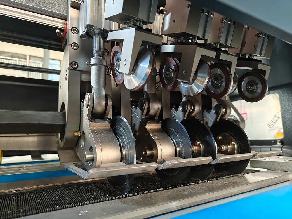 Máquina de corte de cuchillas para cajas bajo demanda