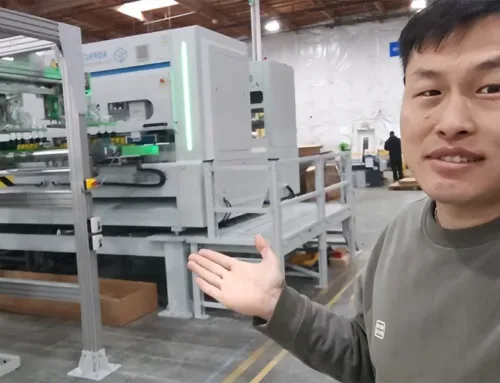 Producción automatizada de cajas en Estados Unidos: Sistema de alimentación y apilamiento automático AOPACK en funcionamiento real.