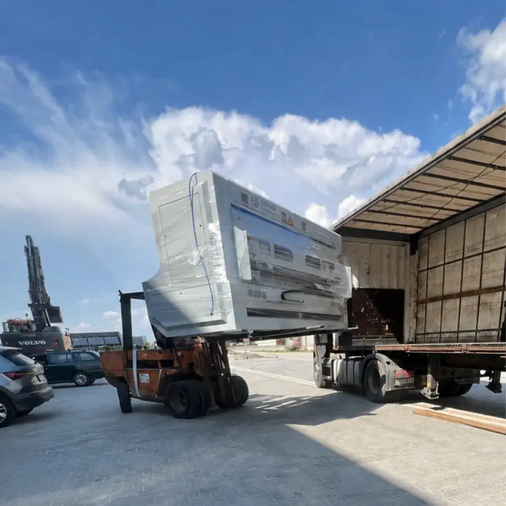 Reubicación de una máquina BM3000-HD con carretilla elevadora en Polonia