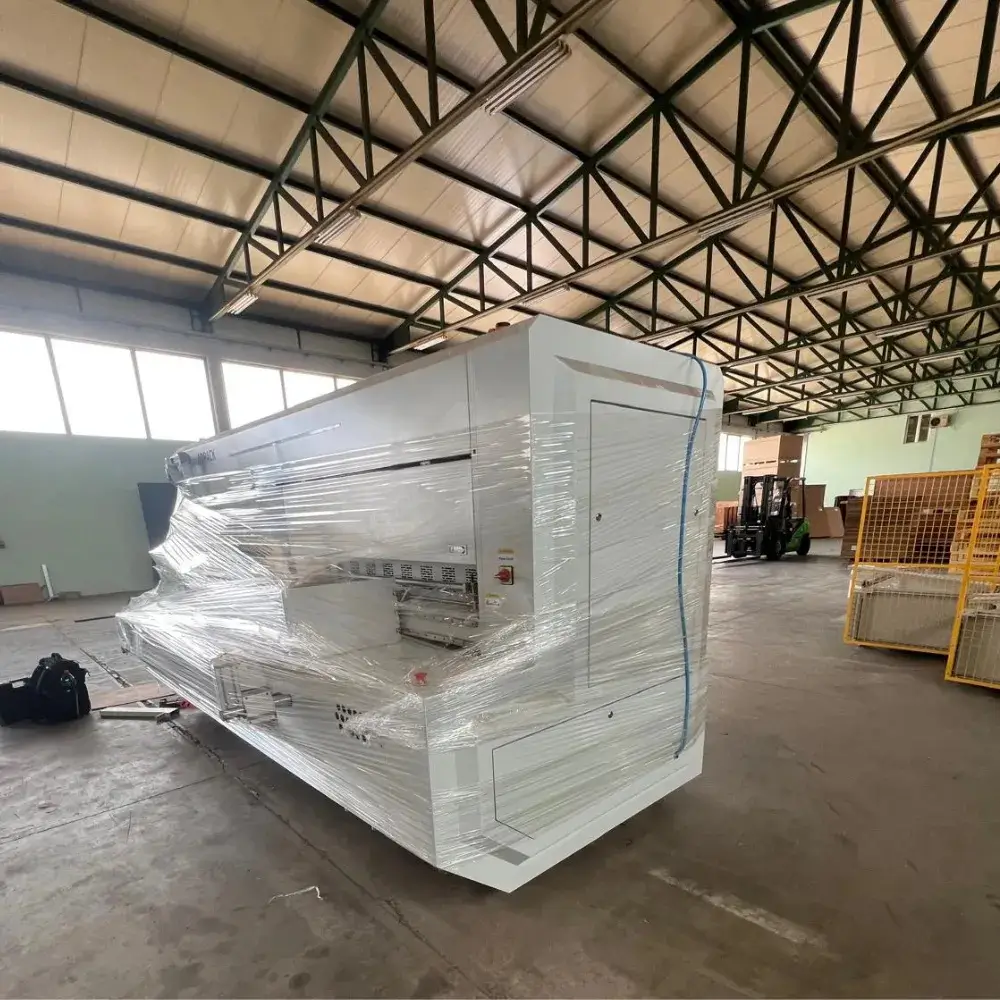 Máquina para fabricar cajas BM3000-HD protegida antes de su reubicación en Polonia